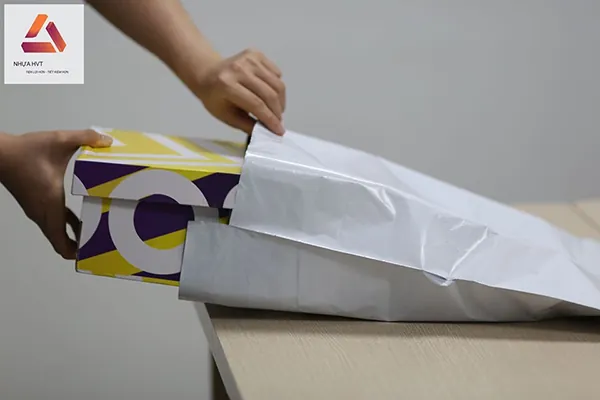 đóng gói hộp giày bằng túi niêm phong
