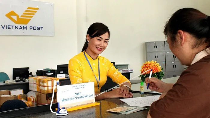 tiến hành thủ tục vận chuyển sau khi mang hàng đến bưu cục