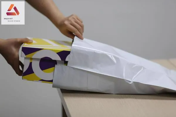 Sử dụng túi niêm phong HVT đóng gói