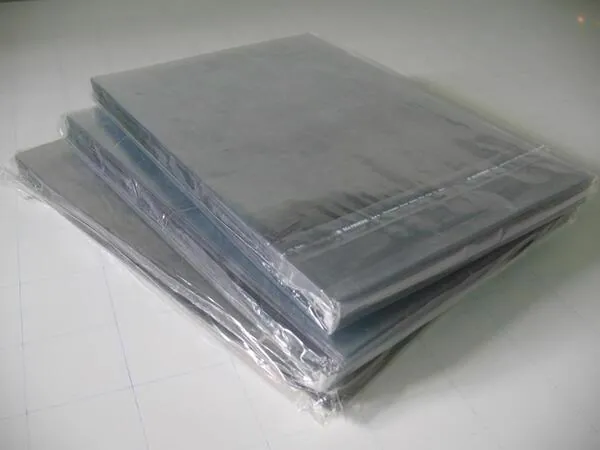 Với sách vở, chỉ cần dùng 1 lớp nilon bọc ngoài