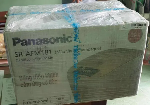 Lớp nilon bên ngoài bao bọc quanh thùng carton nhằm tránh để nước làm ướt sản phẩm bên trong