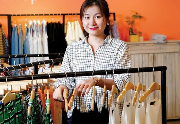 Thuê nhân viên bán hàng khi mở cửa hàng bán quần áo
