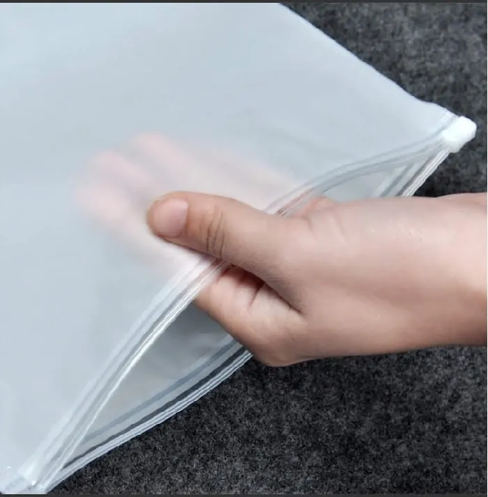 Nên sử dụng túi zip khóa kéo để đóng gói quần áo