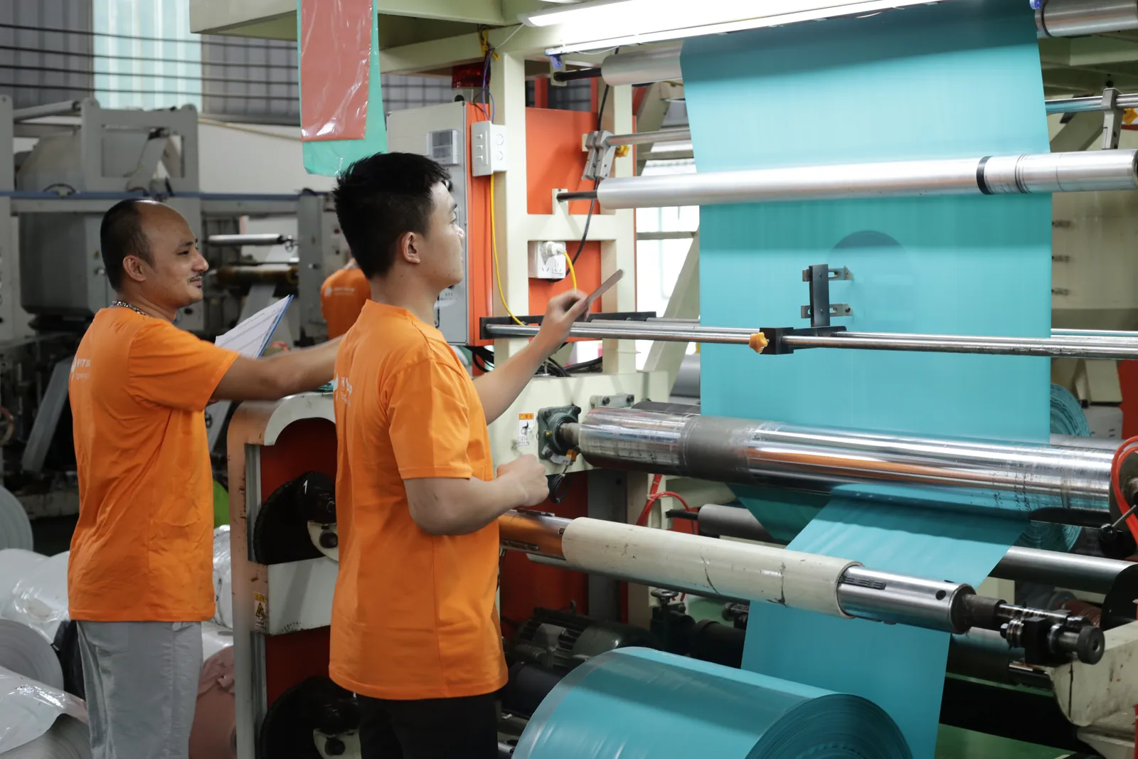 Máy thổi 3 lớp sản xuất túi gói hàng