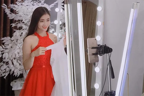 mẫu chuân bị livestream quần áo