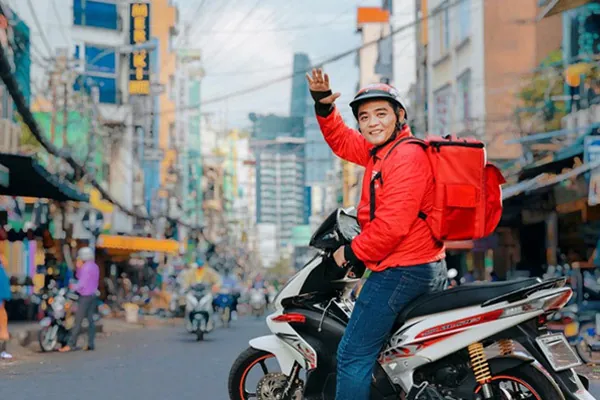 Thuê shipper ngoài để giao cho khách
