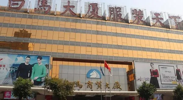 Cách lấy hàng quần áo bán online tại chợ Bạch Mã