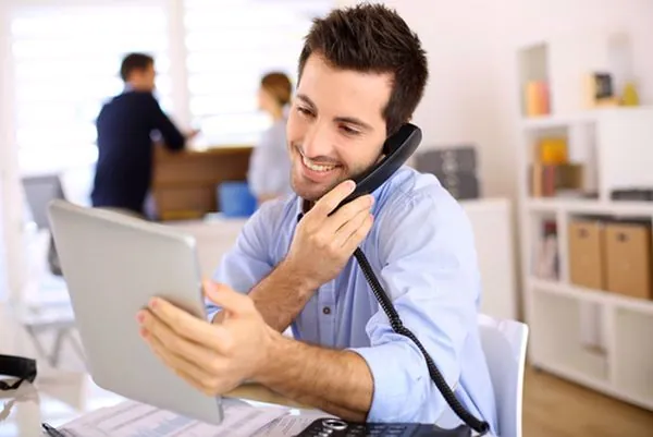 giữ thái độ tích cực thân thiện khi giao tiếp với khách hàng