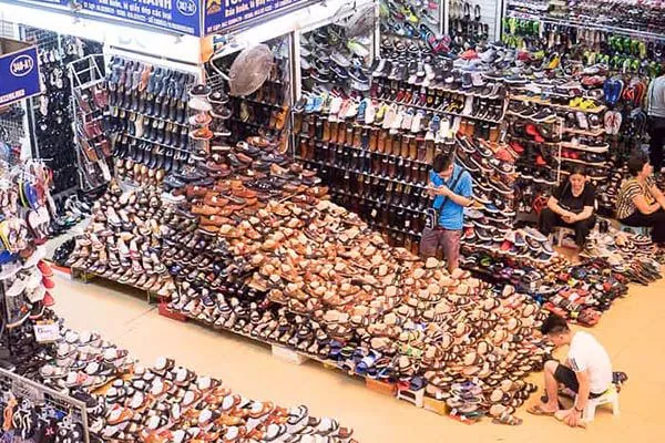 Chợ đầu mối luôn là nơi lý tưởng để nhập giày dép giá rẻ số lượng lớn