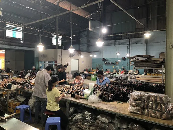 Nguồn giày dép từ xưởng gia công trong nước