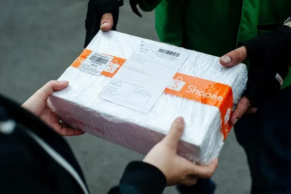 sử dụng thùng carton đóng gói quần áo nữ