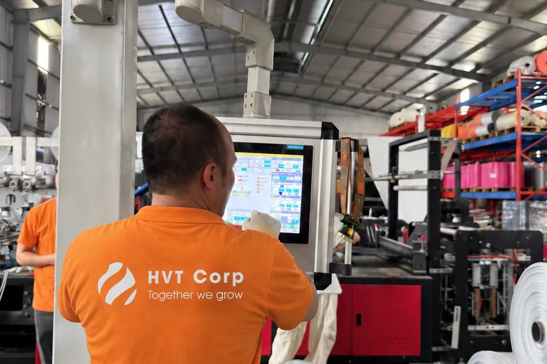 Công nhân HVT kiểm tra cuộn màng