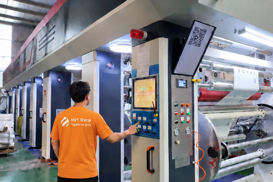 Công nhân HVT đóng gói túi niêm phong tại xưởng