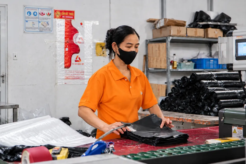Công nhân vận hành máy cắt túi
